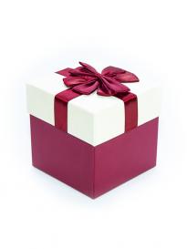 Подарочная коробка с шёлковым бантом - 10х10 см